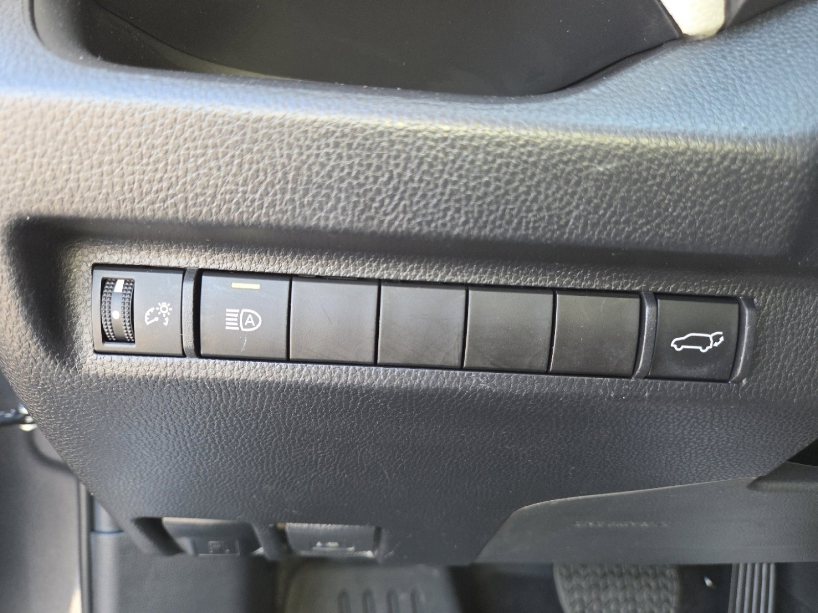 Used 2023 Toyota RAV4 XLE w/ Convenience Package image 28