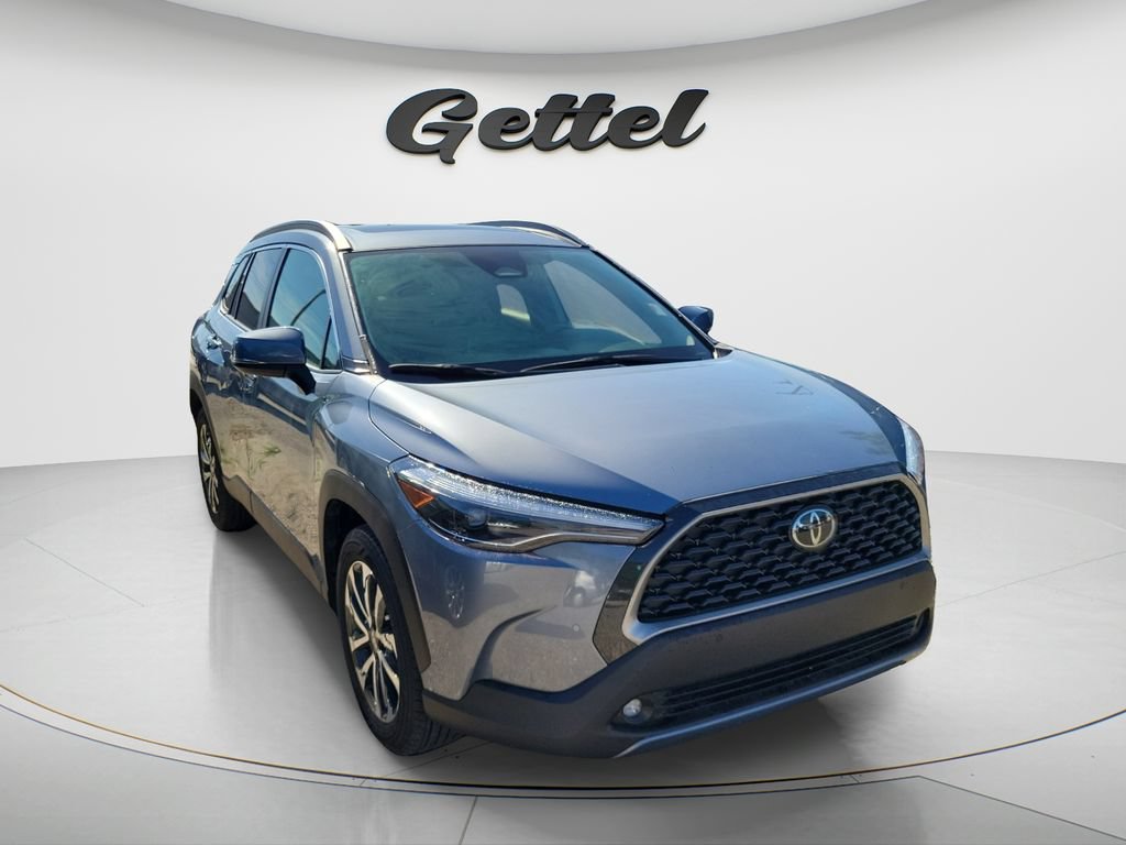 Used 2023 Toyota Corolla Cross XLE w/ Convenience Package FWD image 2