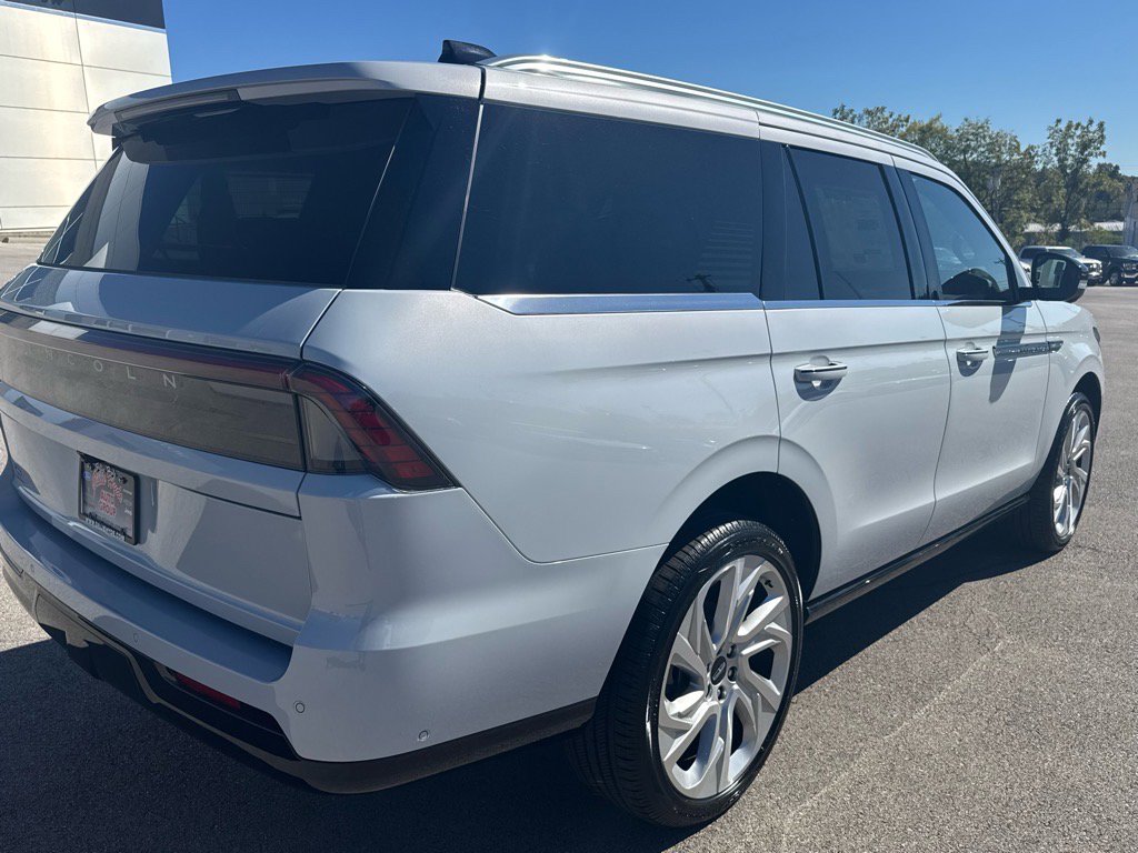 New 2025 Lincoln Navigator Reserve image 14