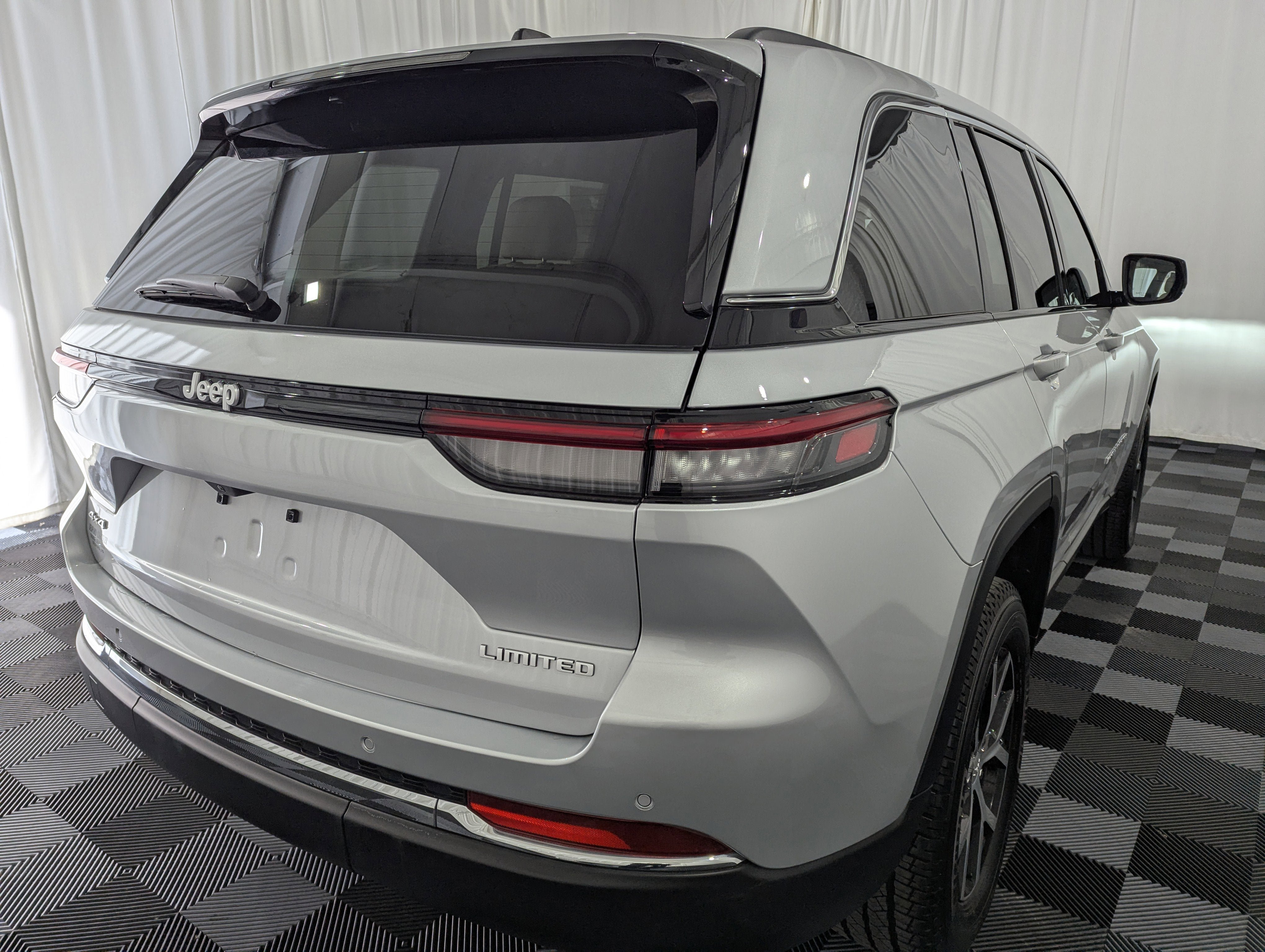 Used 2024 Jeep Grand Cherokee Limited image 7