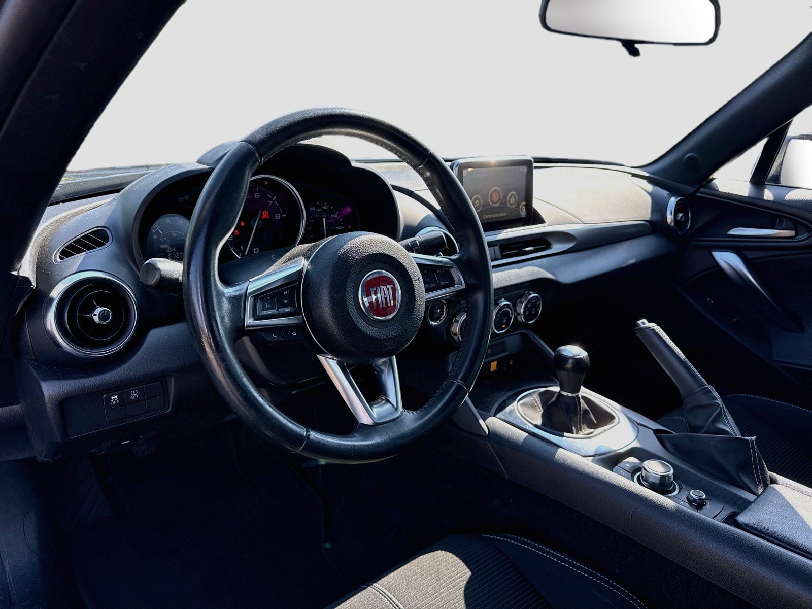 Used 2018 FIAT 124 Spider Classica w/ Technology & Siriusxm Group RWD image 9