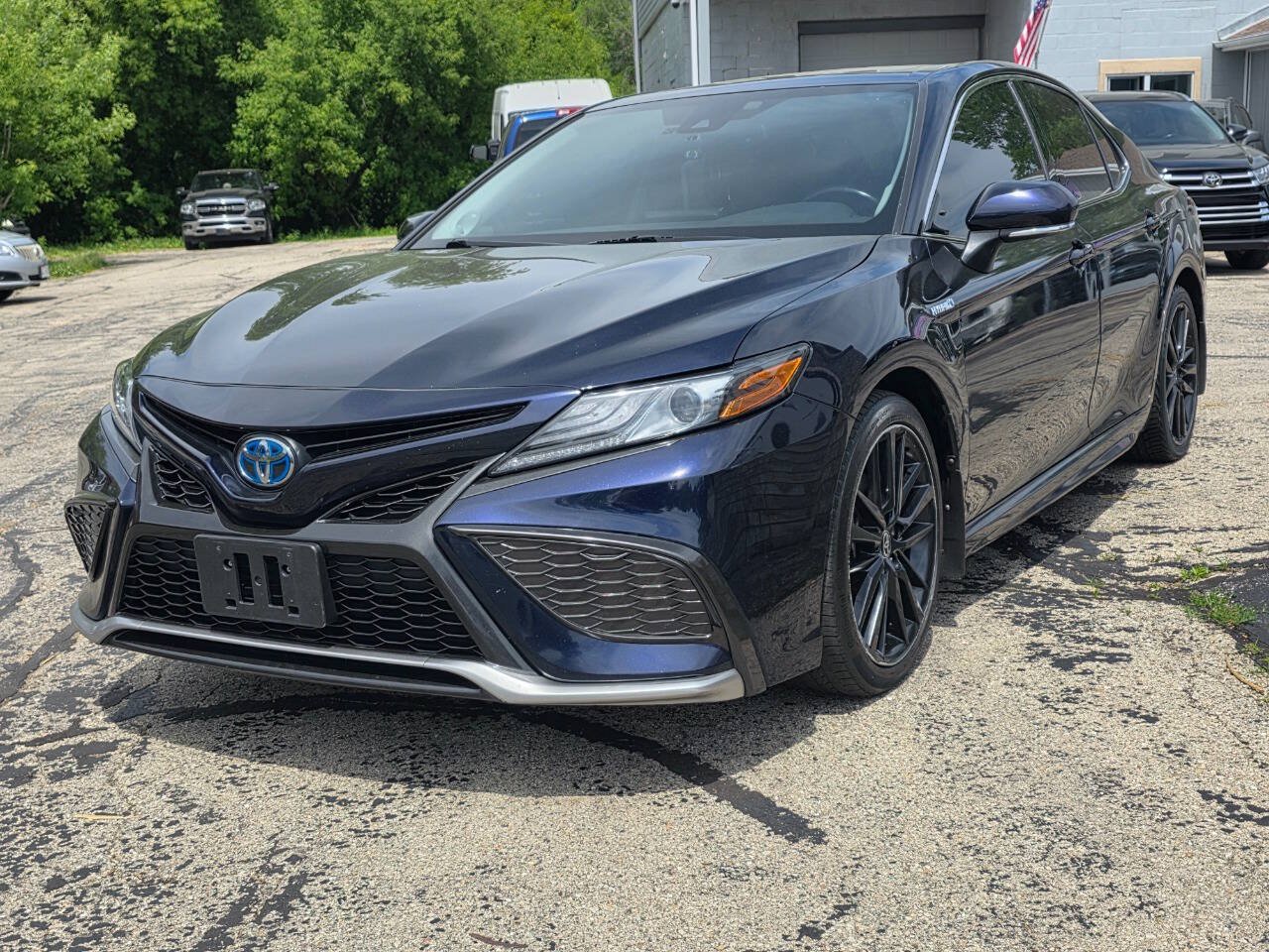 Used 2021 Toyota Camry XSE w/ Navigation Upgrade Package FWD image 3