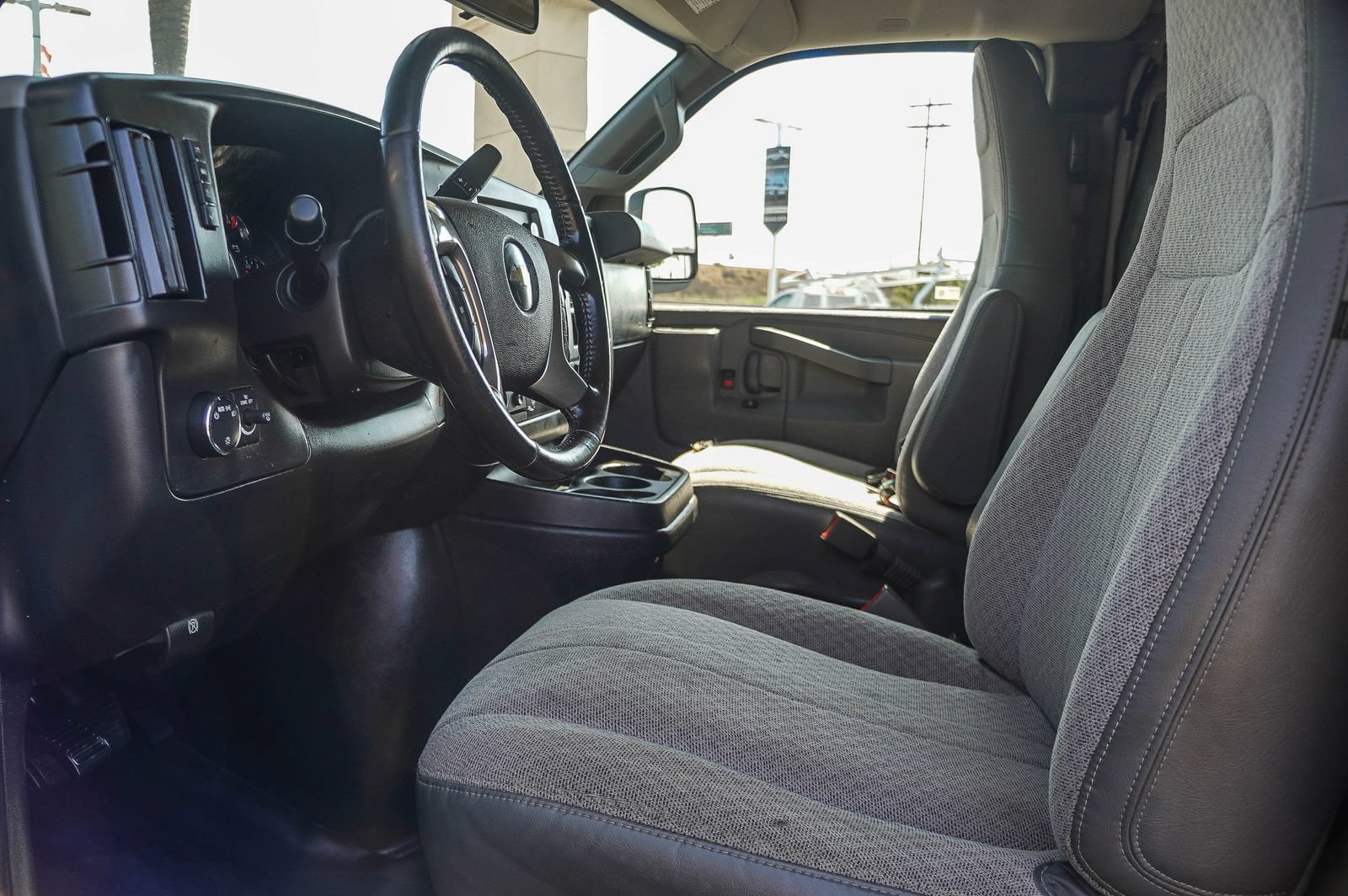 Used 2017 Chevrolet Express 3500 RWD image 19