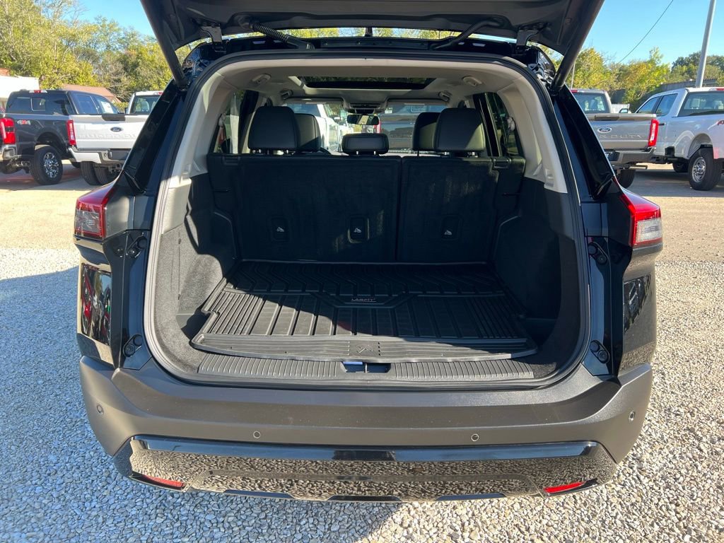 Used 2023 Nissan Rogue SV w/ SV Premium B Package image 18