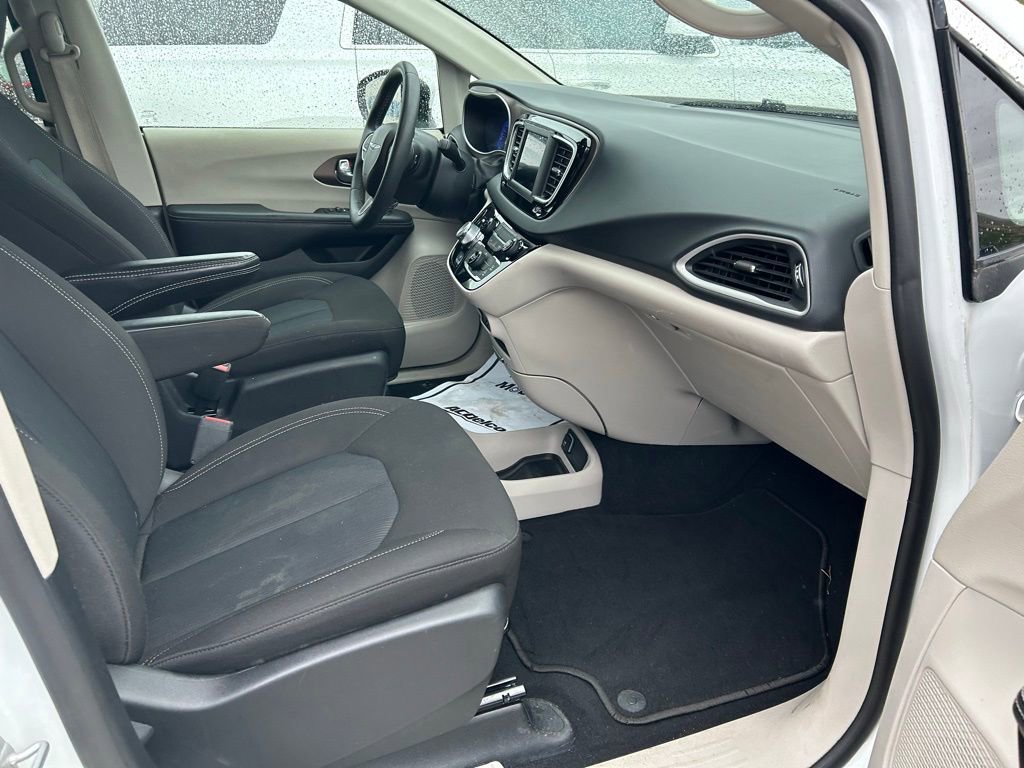 Used 2023 Chrysler Voyager LX image 3