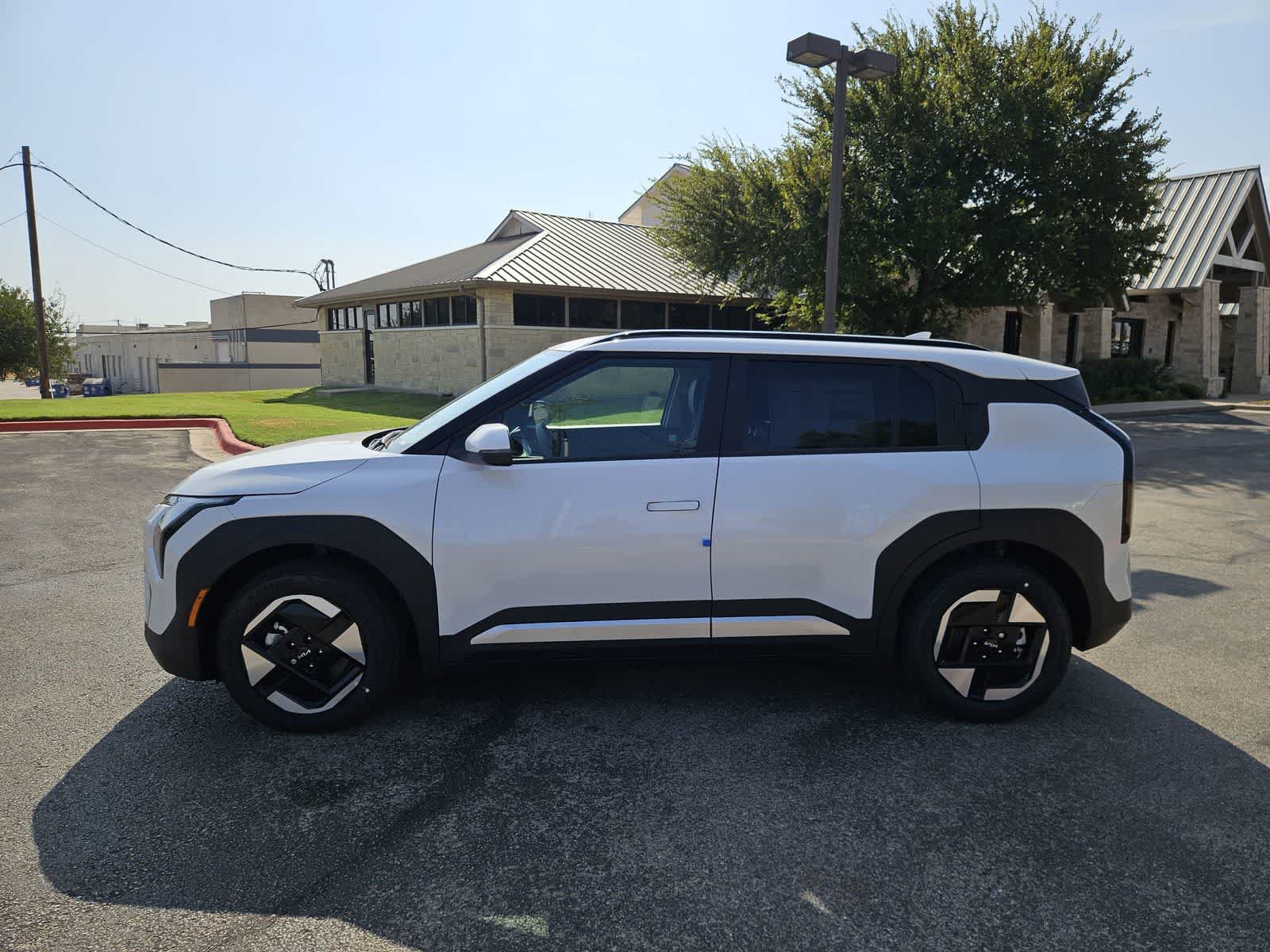 New 2027 Kia EV3 Wind FWD image 4