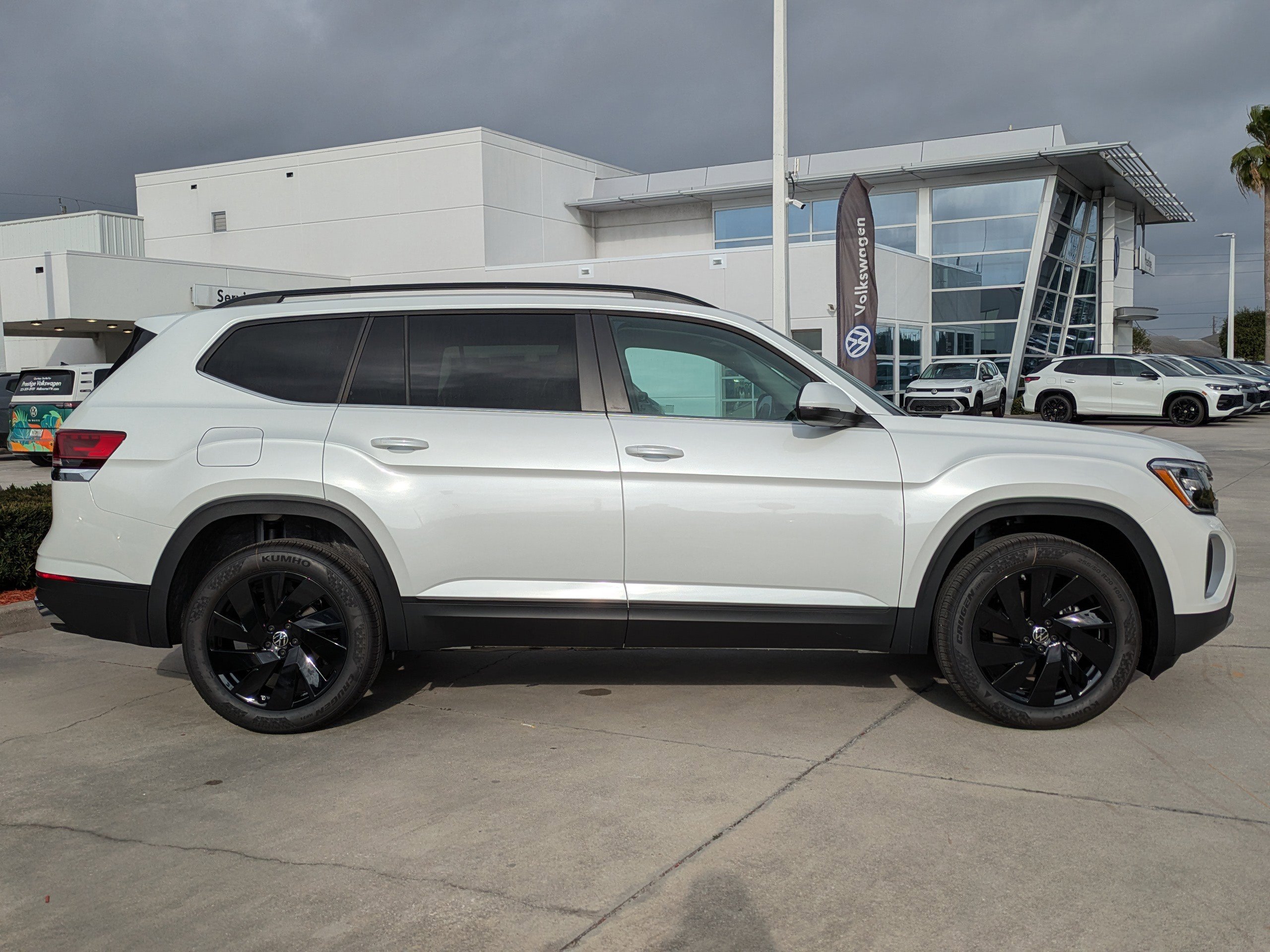 New 2026 Volkswagen Atlas SE image 3