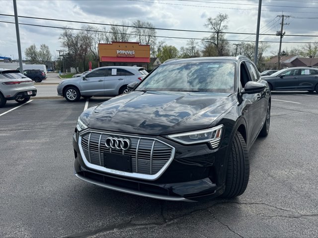 Used 2023 Audi e-tron Premium Plus w/ Premium Plus Package image 2