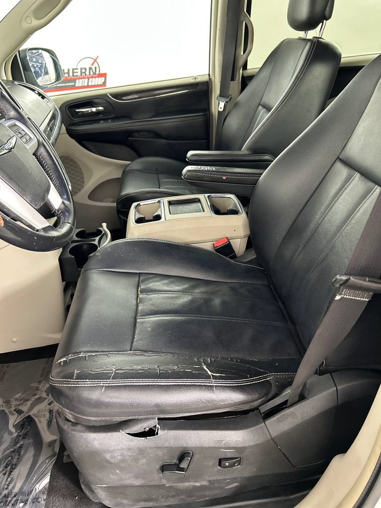 Used 2014 Chrysler Town & Country Touring FWD image 12