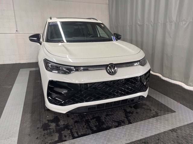 Certified 2026 Volkswagen Tiguan SE R-Line FWD image 2