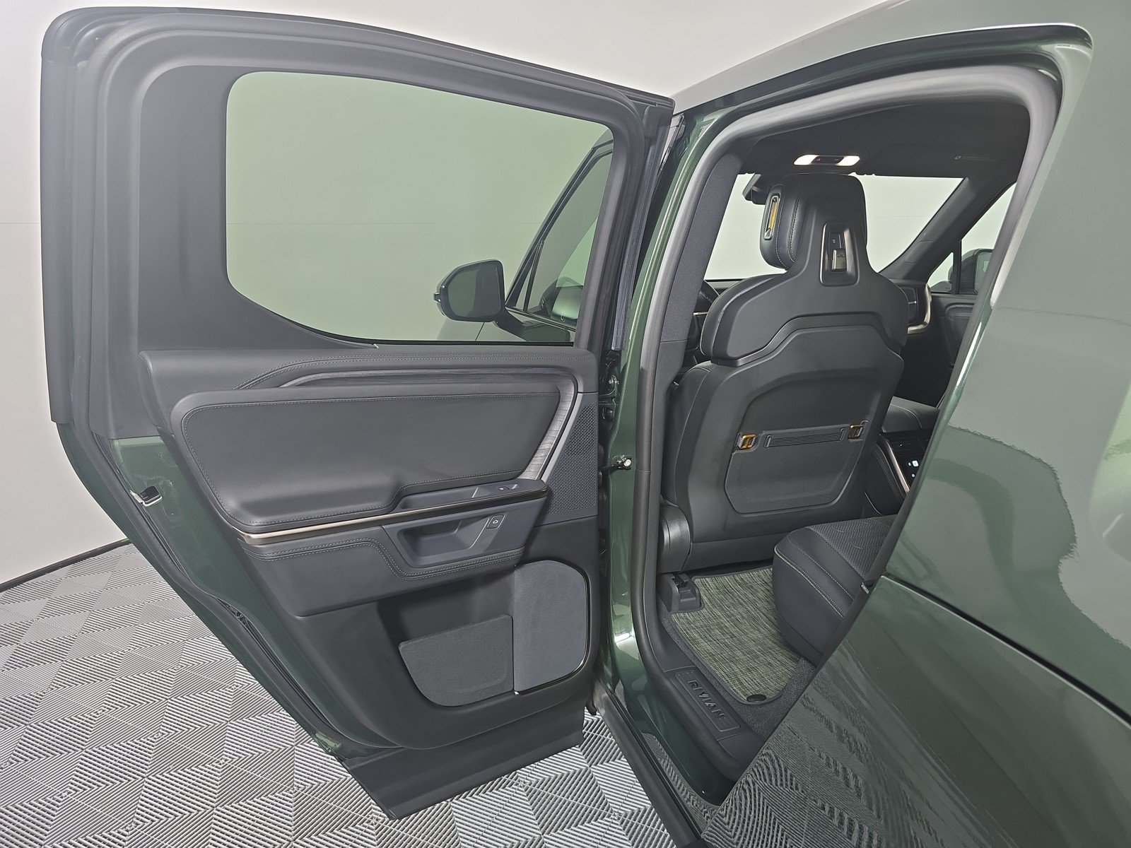 Used 2025 Rivian R1T Adventure AWD/4WD image 18