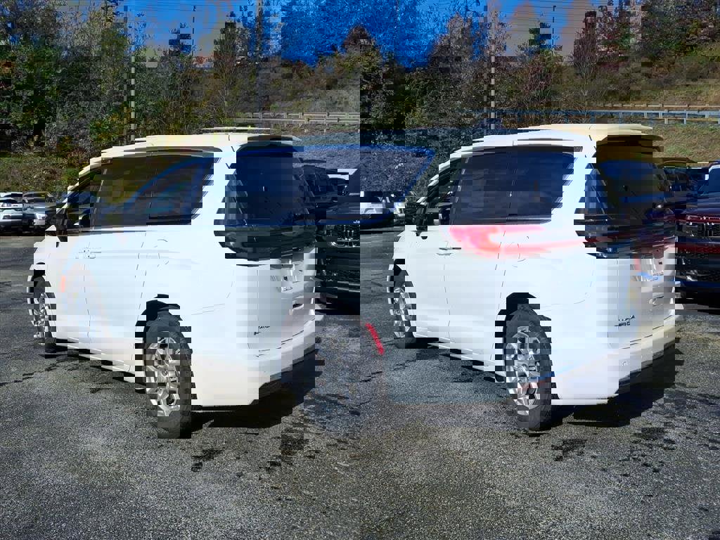 New 2026 Chrysler Pacifica Select image 3
