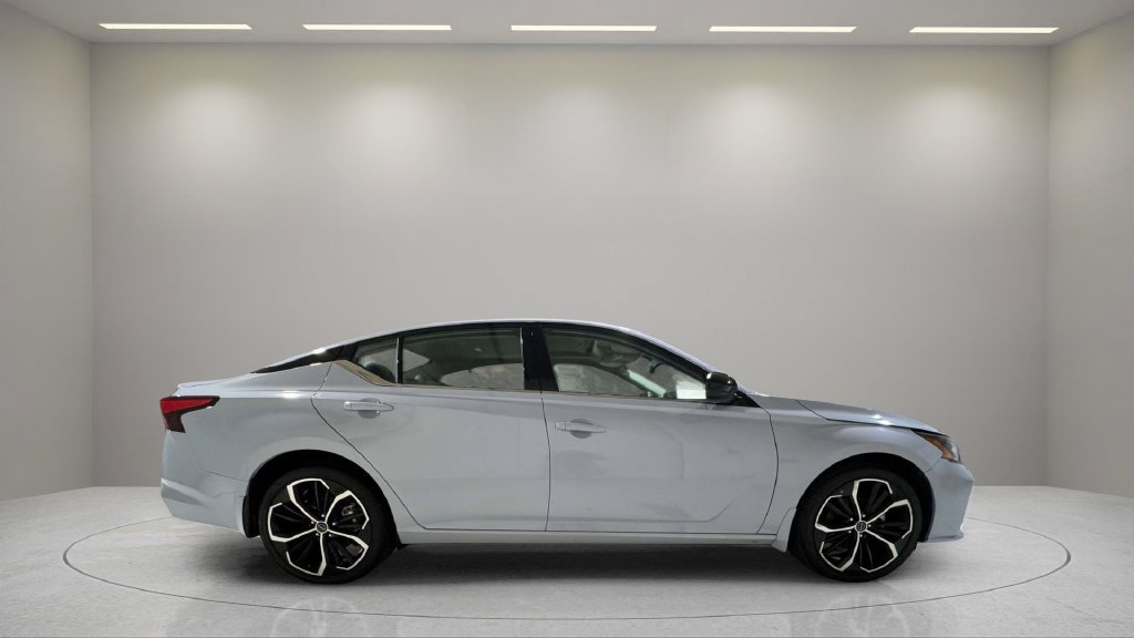 Used 2025 Nissan Altima 2.5 SR w/ SR Premium Package AWD/4WD image 2