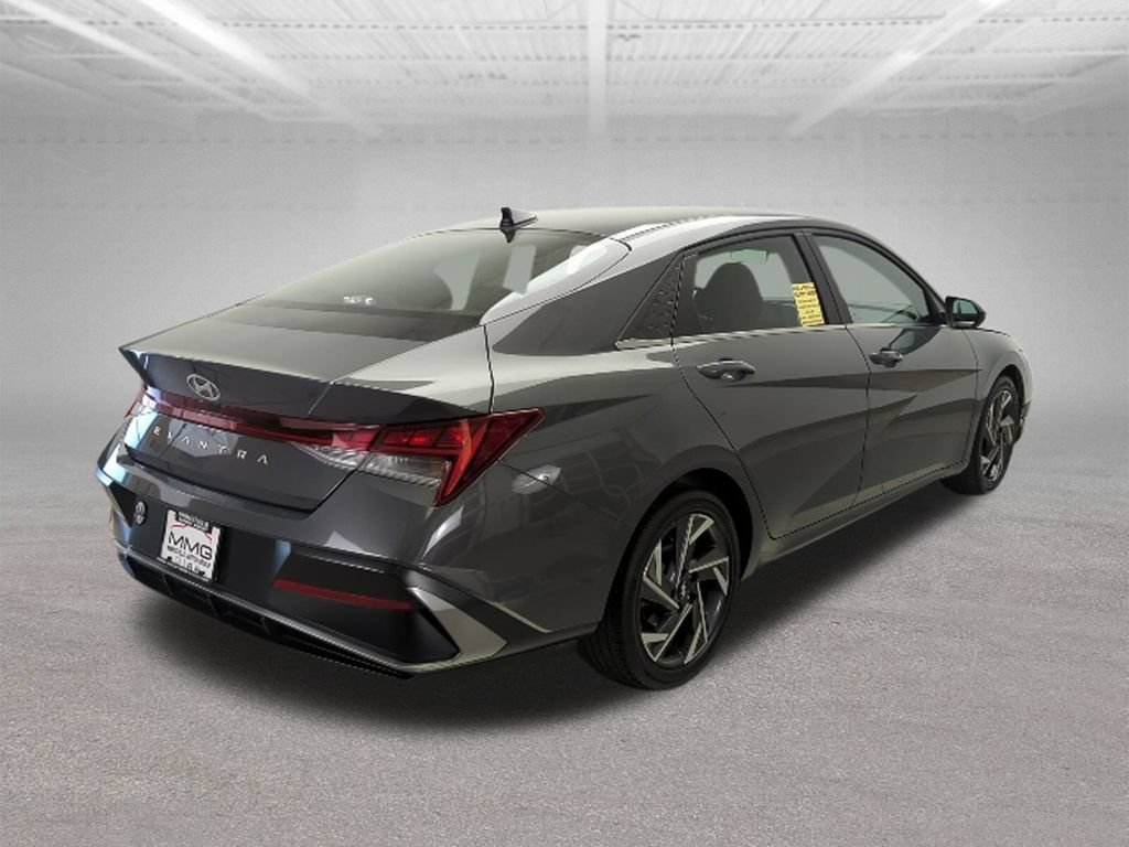 Used 2025 Hyundai Elantra SEL FWD image 5