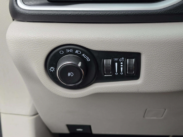 Used 2024 Chrysler Pacifica Touring-L FWD image 36