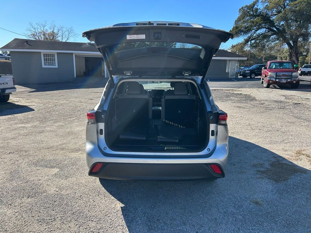 Used 2023 Toyota Highlander XLE image 6