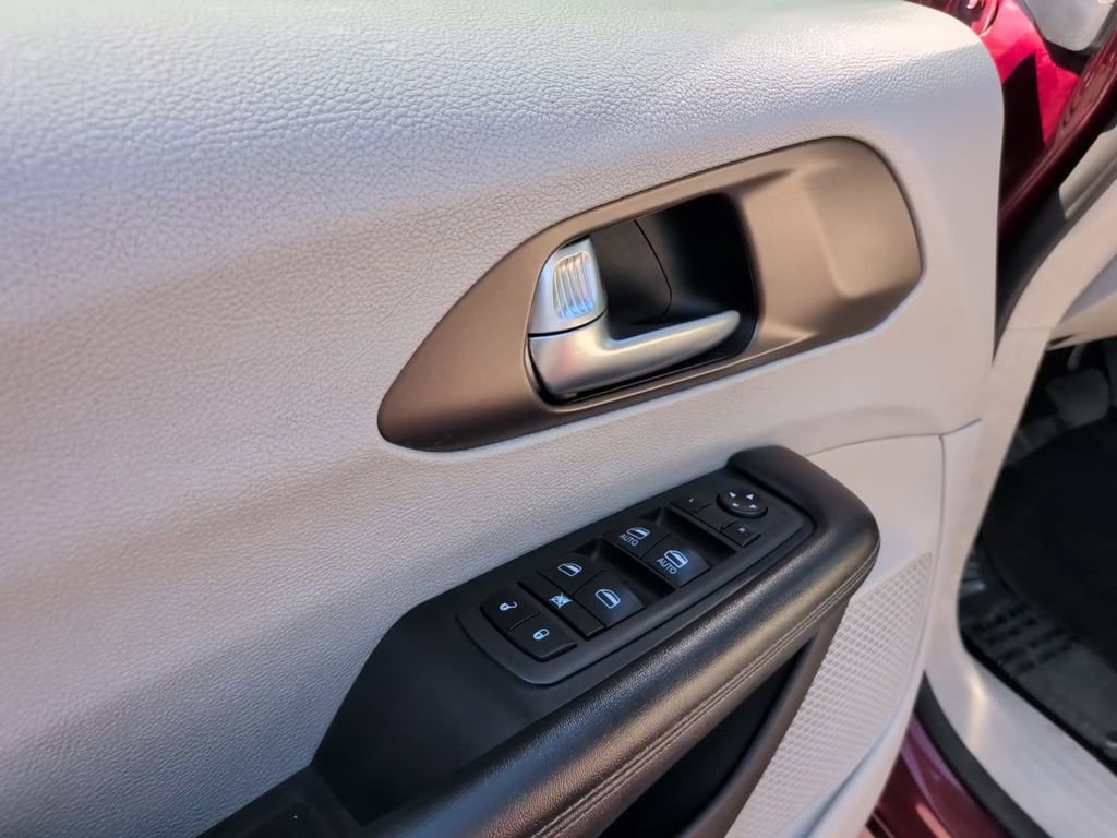 Used 2021 Chrysler Voyager Lxi FWD image 19