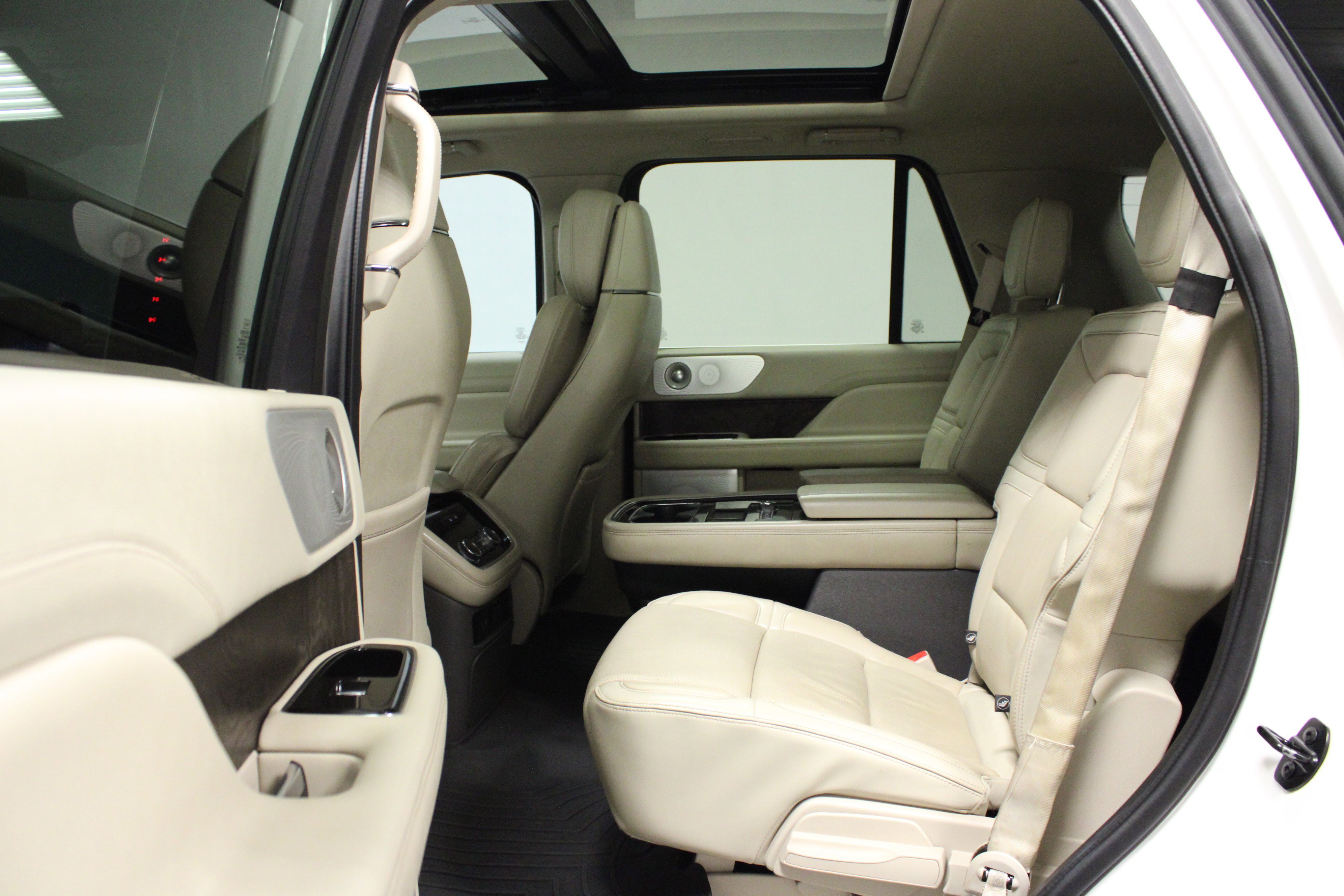 Used 2019 Lincoln Navigator Reserve image 13