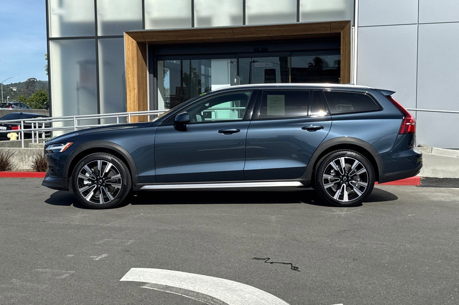 Used 2025 Volvo V60 B5 Cross Country Ultra AWD/4WD image 6