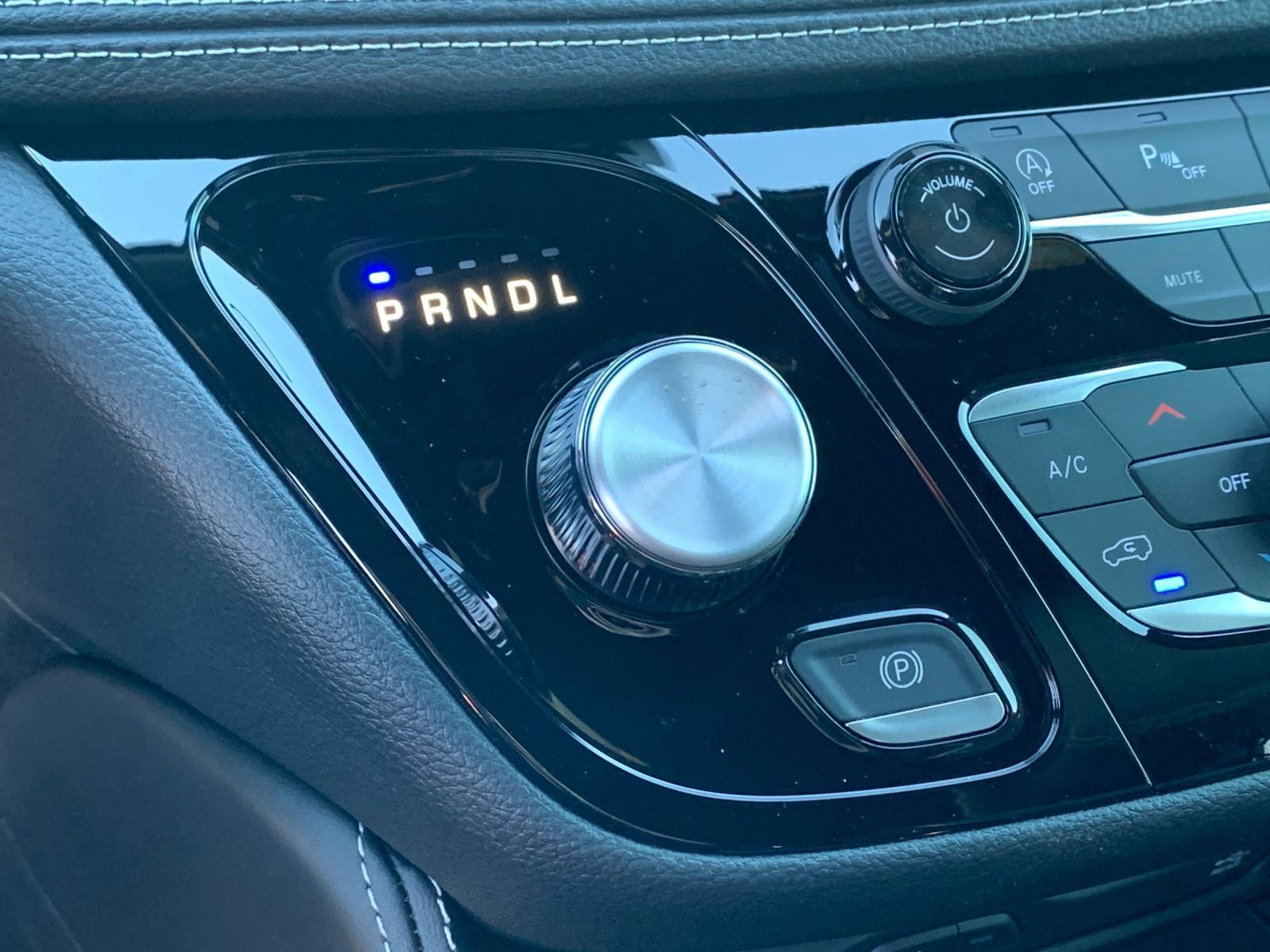 New 2026 Chrysler Pacifica Limited w/ Uconnect Theater Family Group image 28