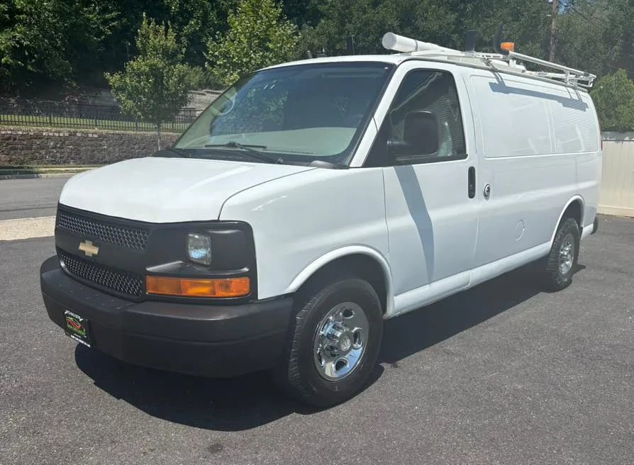 Used 2011 Chevrolet Express 2500 image 2