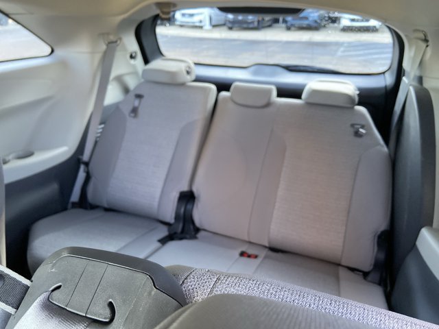Used 2023 Toyota Sienna LE FWD image 57