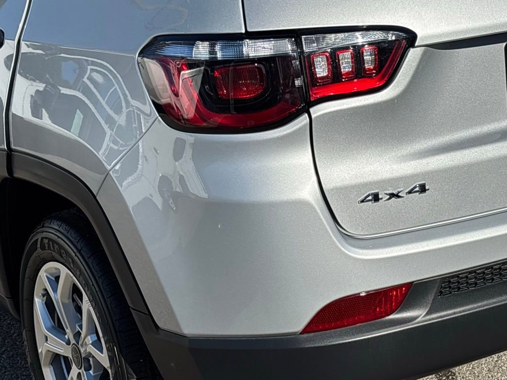 Used 2025 Jeep Compass Sport image 6