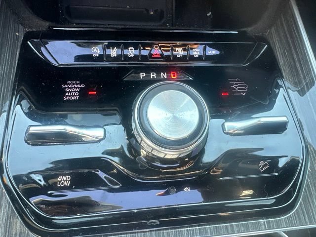Used 2022 Jeep Wagoneer Series III w/ Premium Group I AWD/4WD image 29