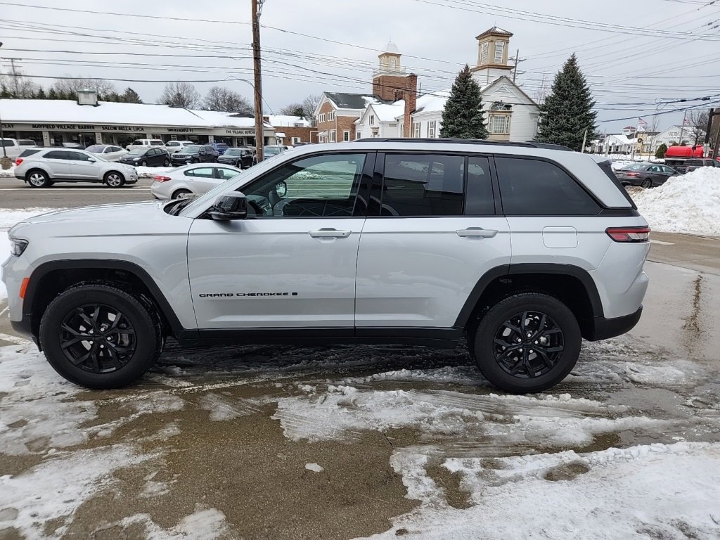 Certified 2024 Jeep Grand Cherokee Altitude image 8