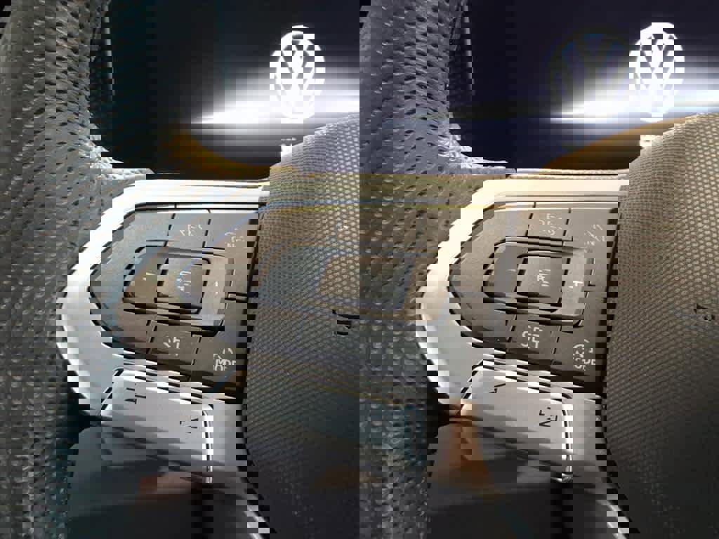 Certified 2025 Volkswagen Tiguan SE R-Line image 15