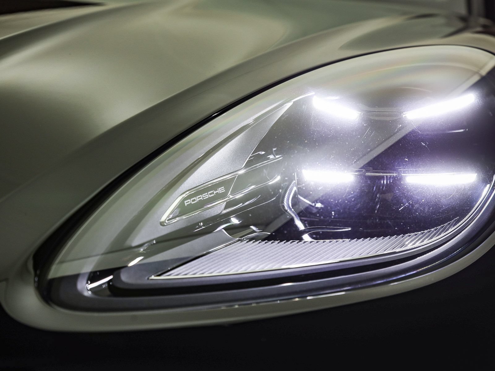 Certified 2025 Porsche Macan Turbo AWD/4WD image 9