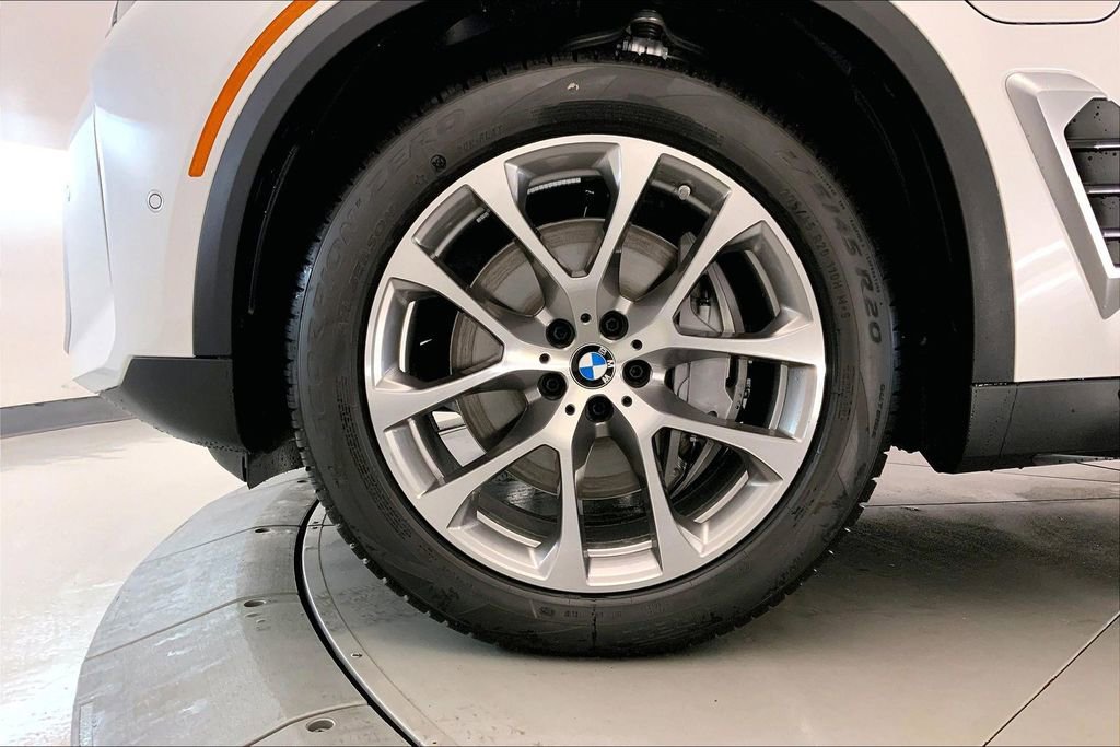 New 2026 BMW X5 xDrive50e w/ Climate Comfort Package image 9