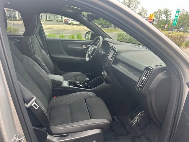 Certified 2025 Volvo XC40 B5 Plus AWD/4WD image 14