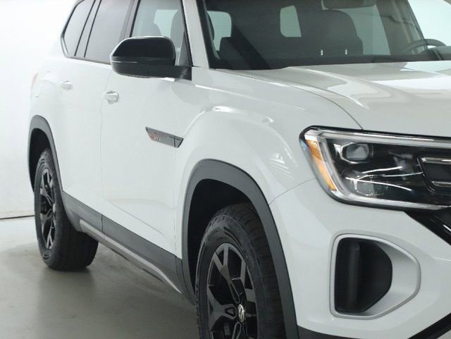 Used 2025 Volkswagen Atlas Peak Edition SE AWD/4WD image 8