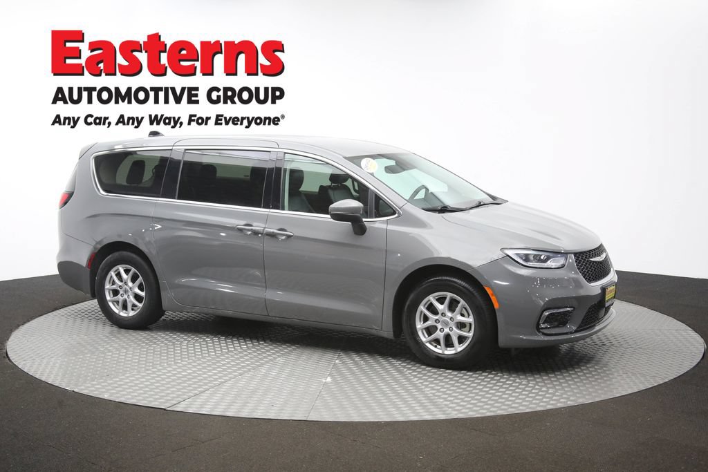 Used 2023 Chrysler Pacifica Touring-L FWD image 48