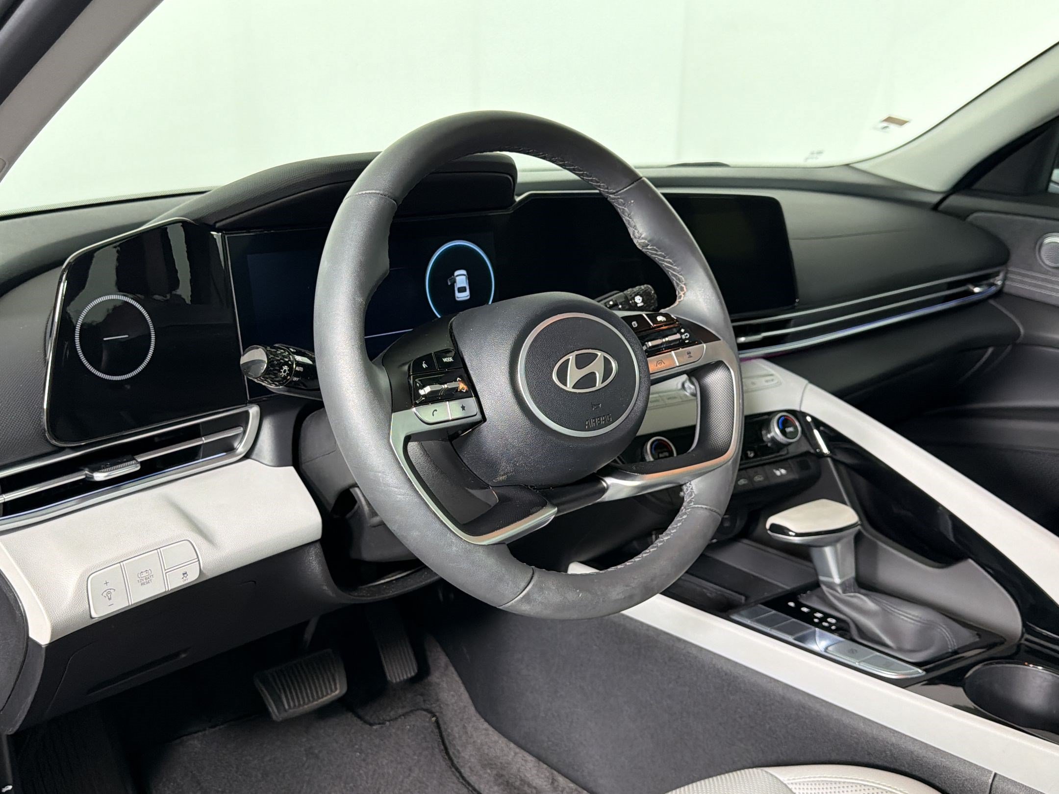 Used 2025 Hyundai Elantra Limited FWD image 3