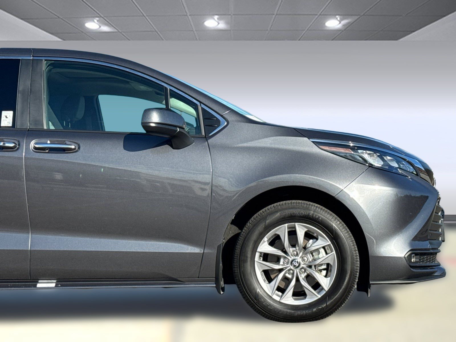 Used 2025 Toyota Sienna XLE FWD image 35