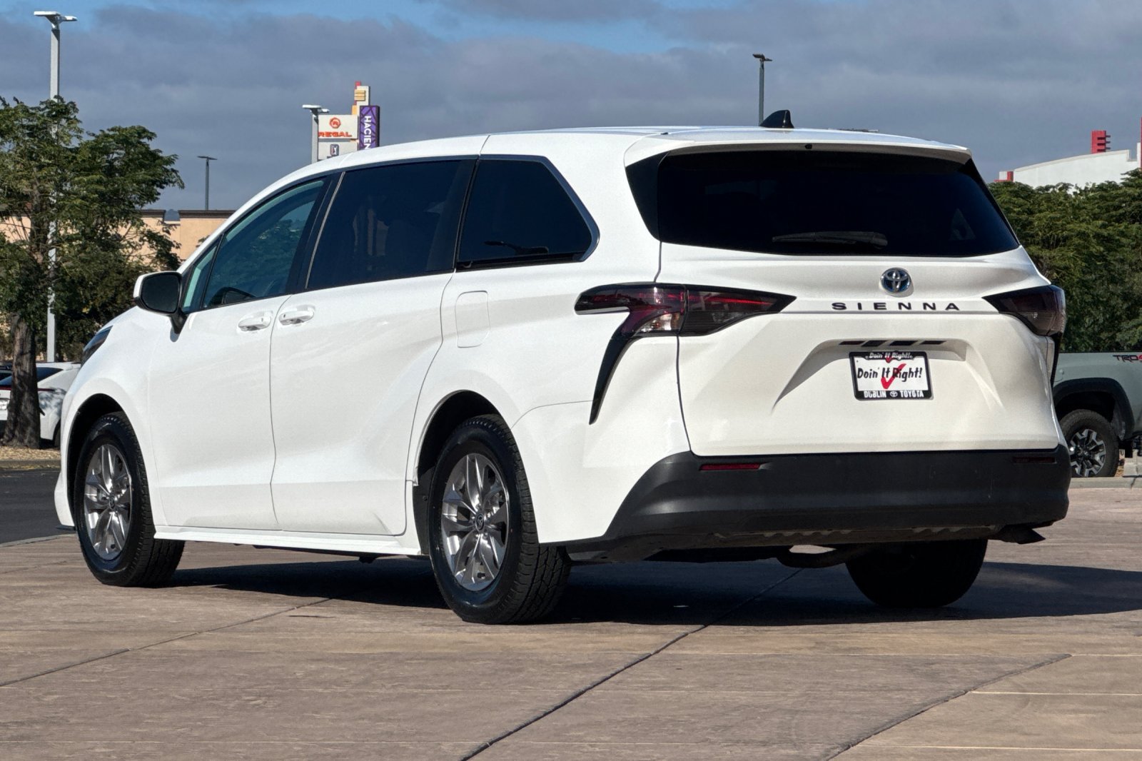 Certified 2024 Toyota Sienna LE AWD/4WD image 7