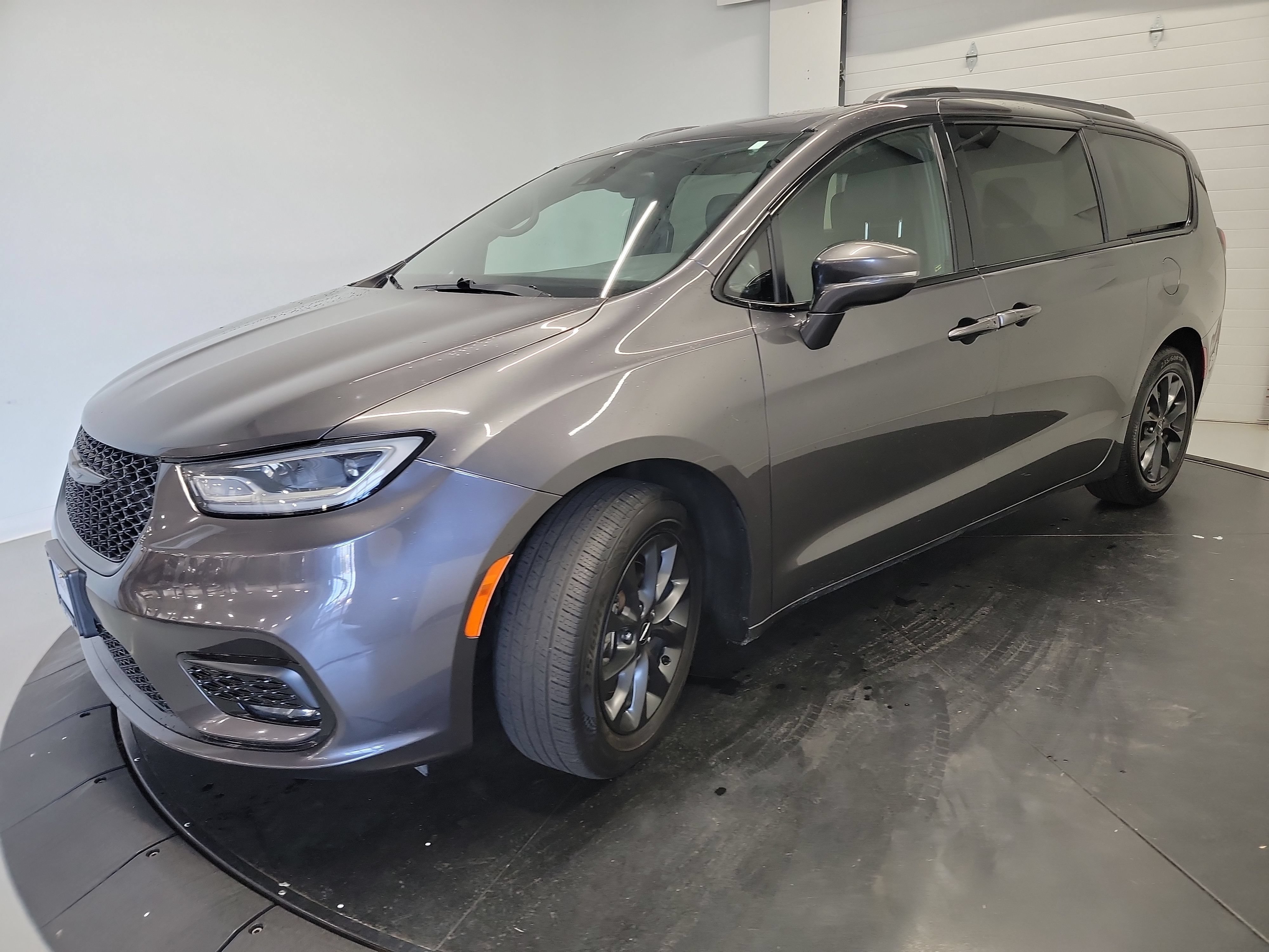 Used 2021 Chrysler Pacifica Touring-L w/ S Appearance Package FWD image 3