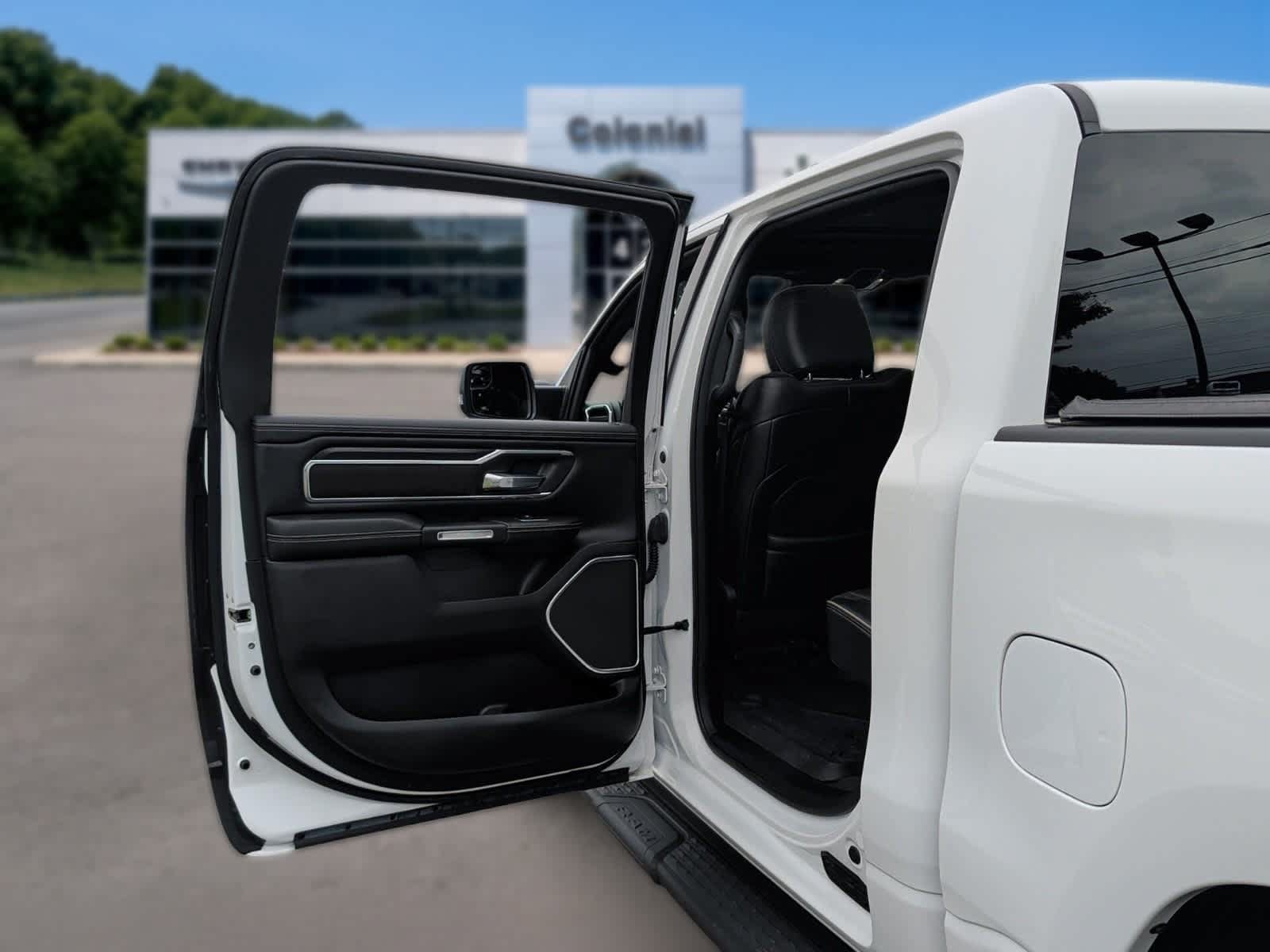 Used 2023 RAM 1500 Laramie AWD/4WD image 30