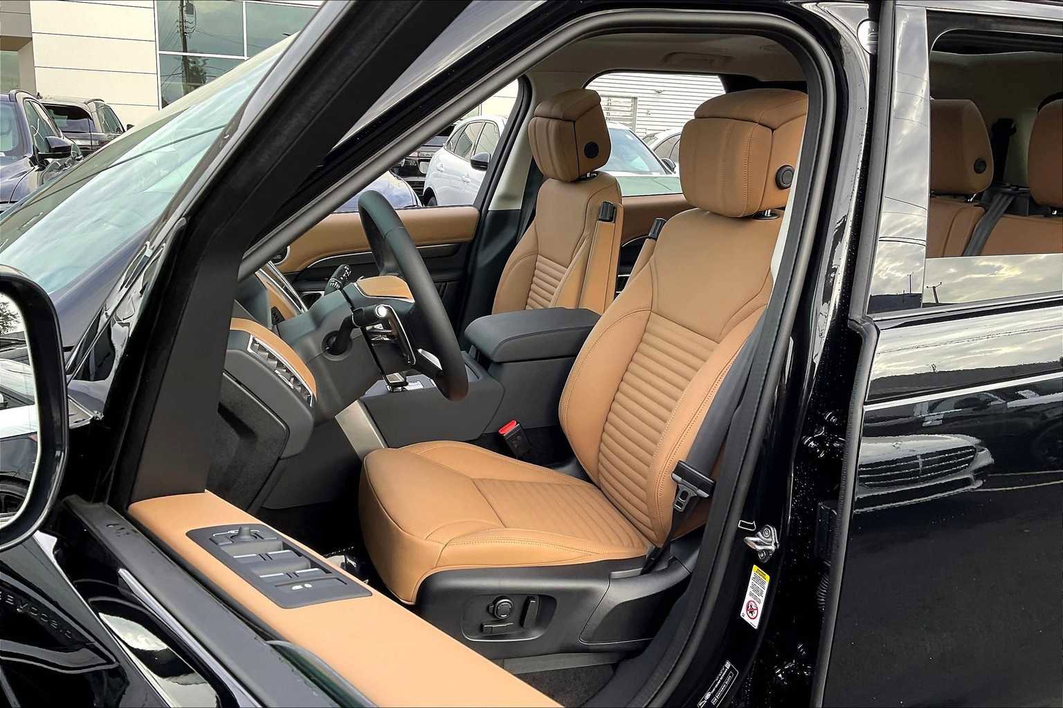 New 2025 Land Rover Discovery Metropolitan Edition image 11