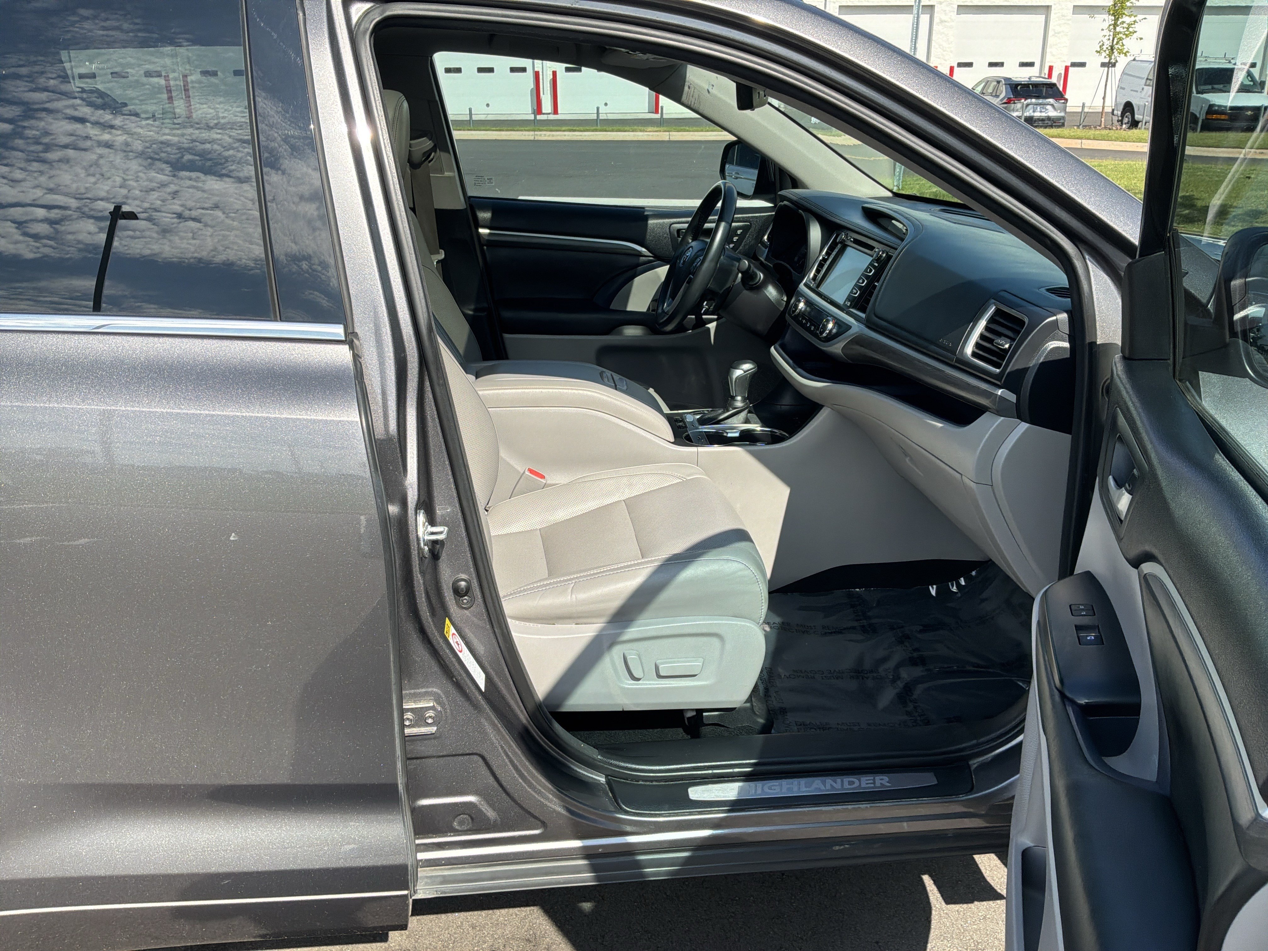 Used 2018 Toyota Highlander Limited FWD image 34