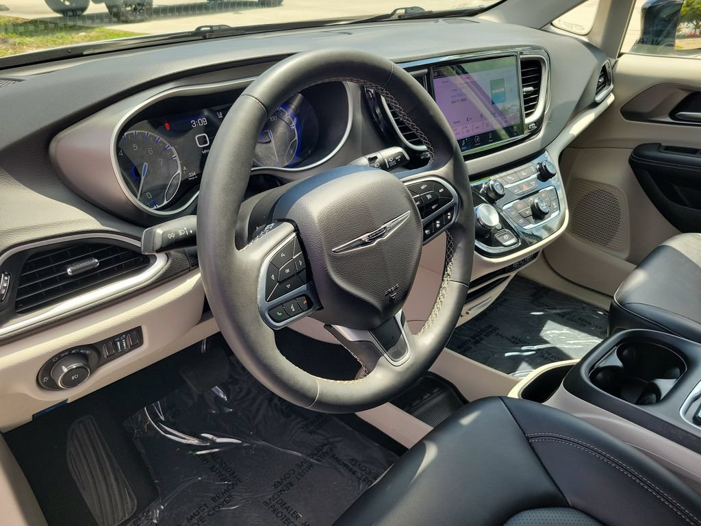Used 2024 Chrysler Pacifica Touring-L FWD image 16