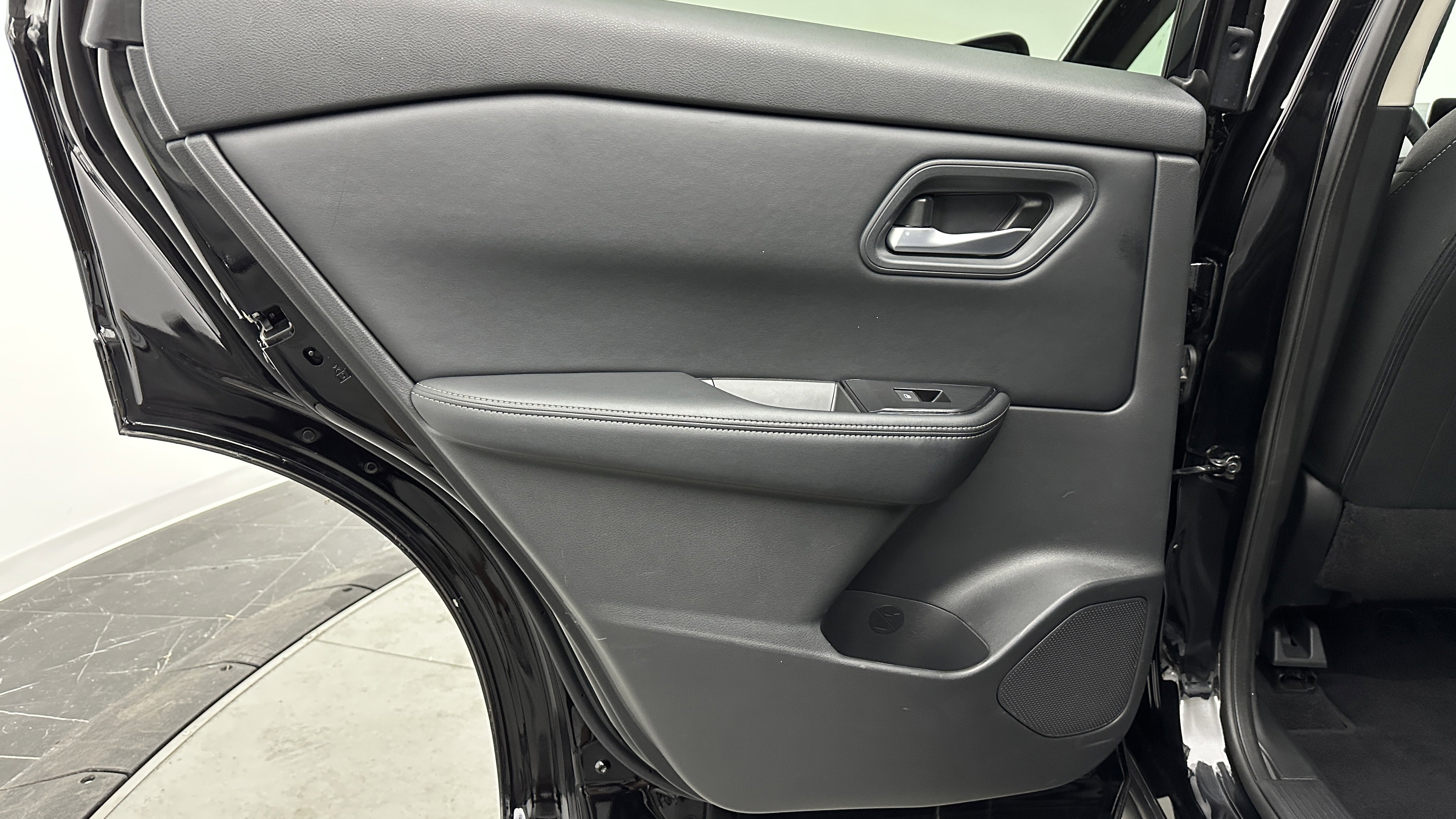 Used 2025 Nissan Rogue SV image 29