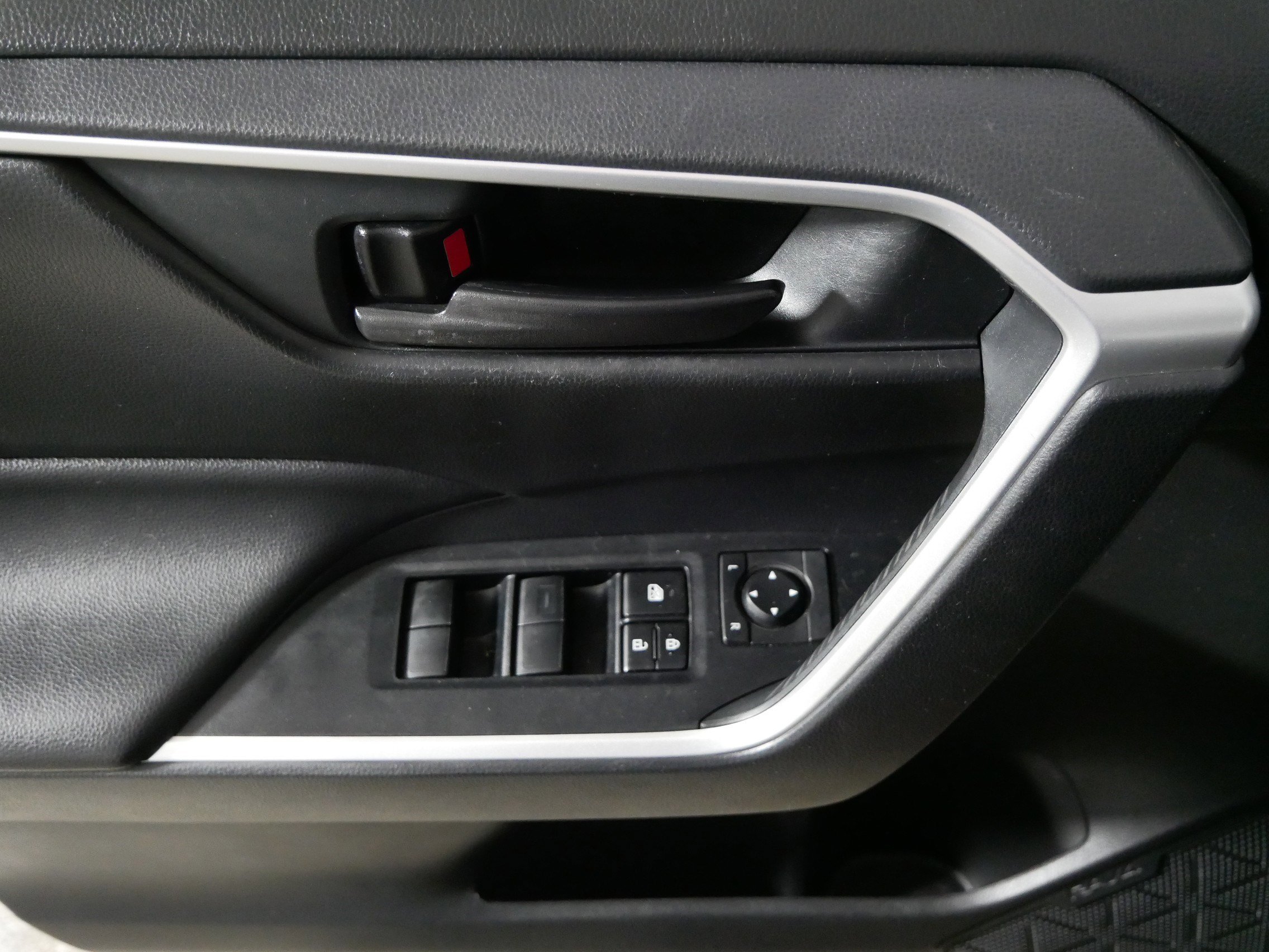 Used 2020 Toyota RAV4 LE image 19