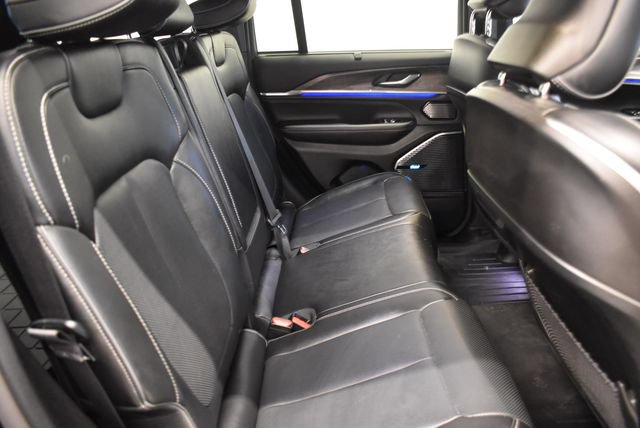 Used 2022 Jeep Grand Cherokee Overland w/ Luxury Tech Group IV AWD/4WD image 17