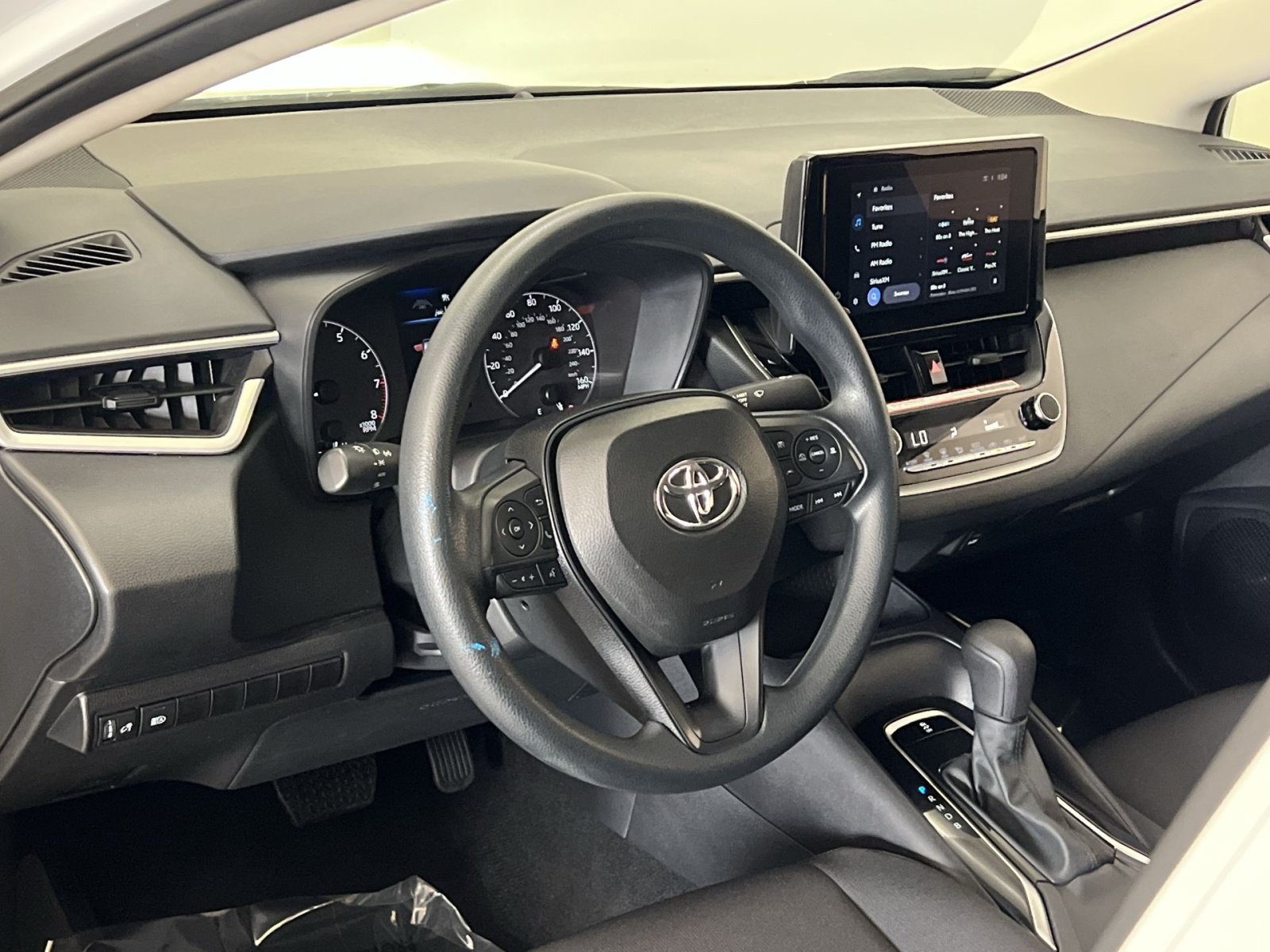 Used 2025 Toyota Corolla LE FWD image 12
