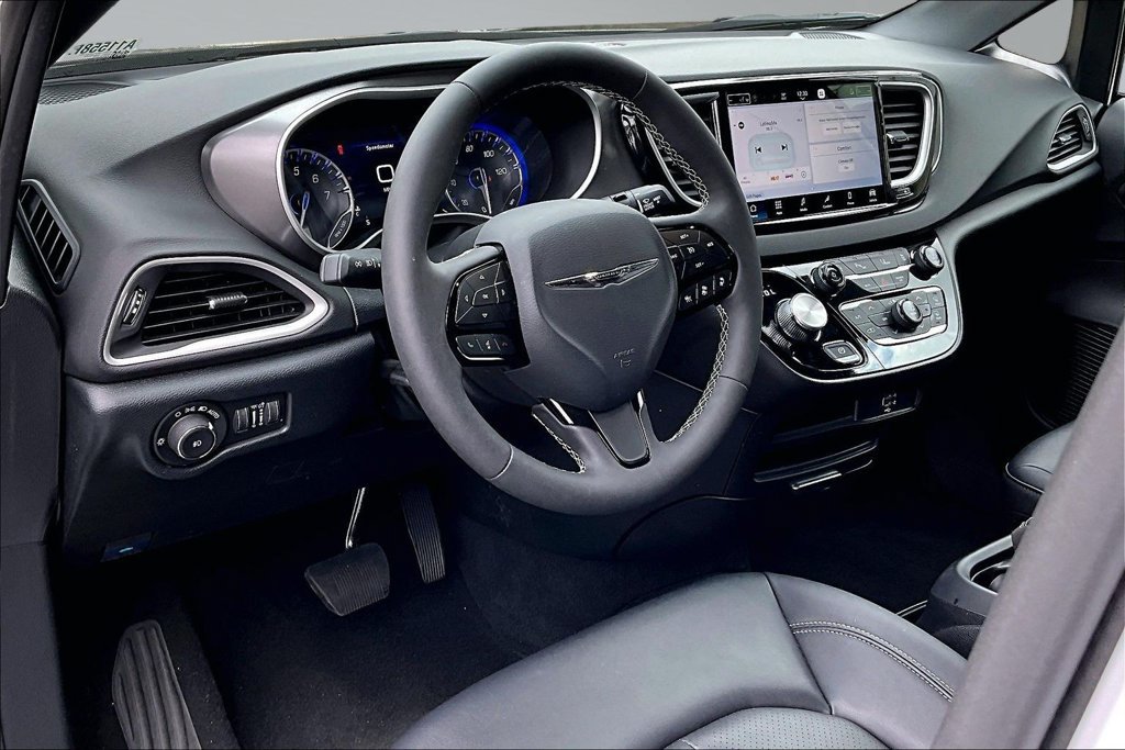 Certified 2026 Chrysler Pacifica Select w/ S Appearance Package FWD image 4