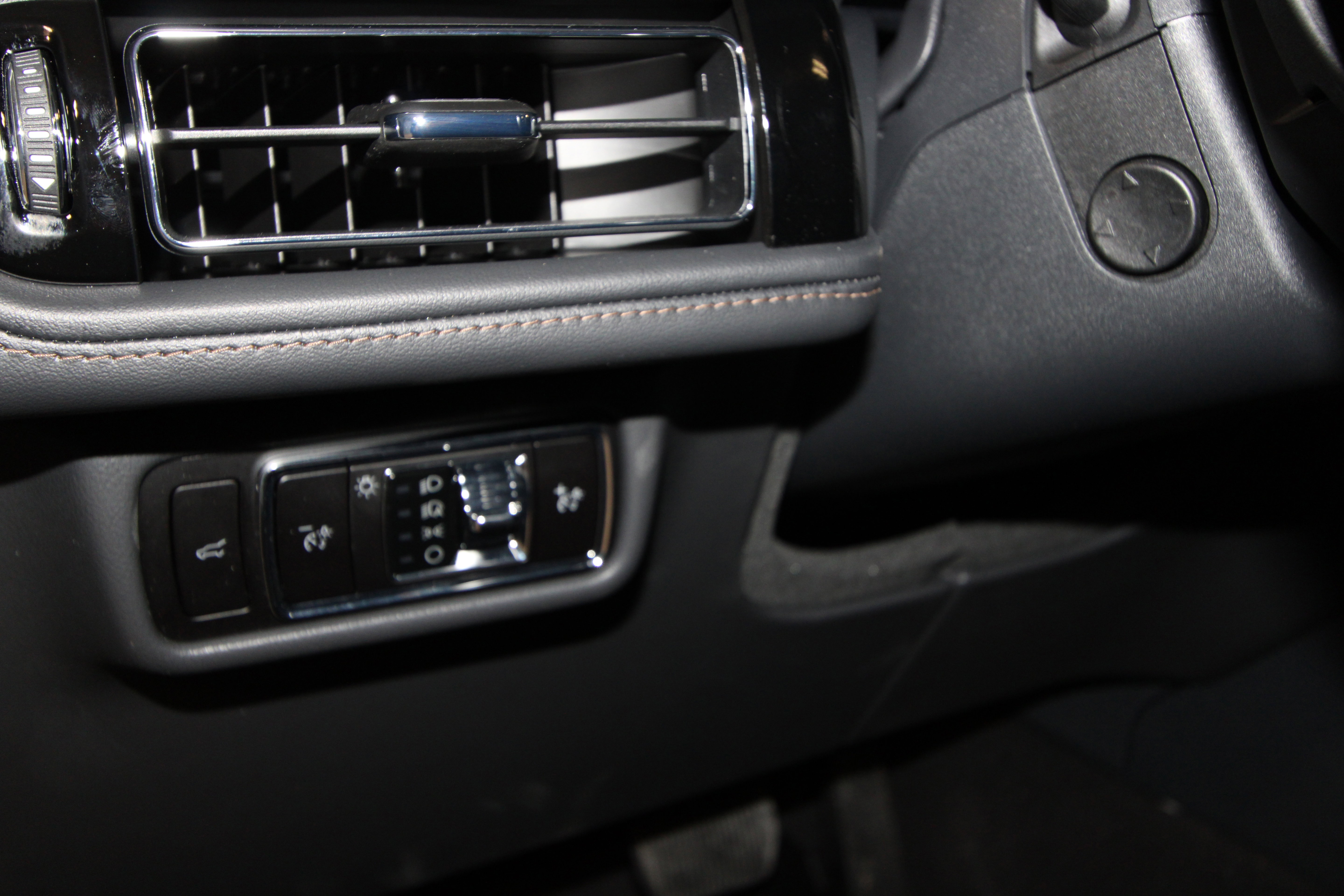 New 2026 Lincoln Aviator AWD w/ Jet Appearance Package image 7