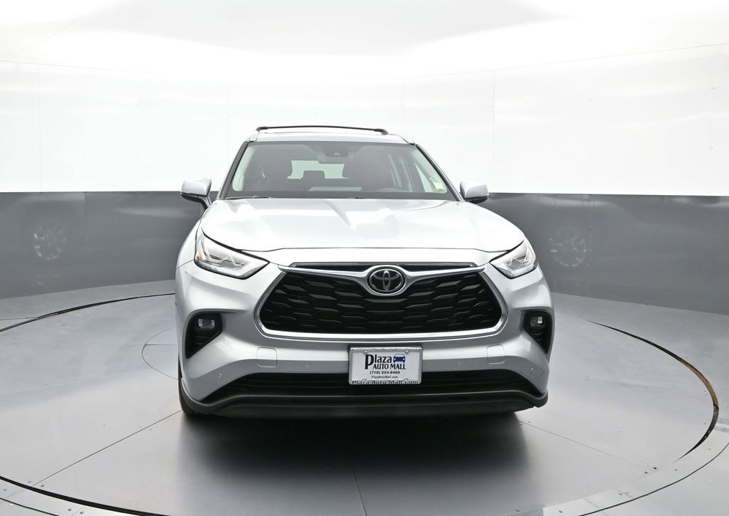 Certified 2024 Toyota Highlander Limited AWD/4WD image 2